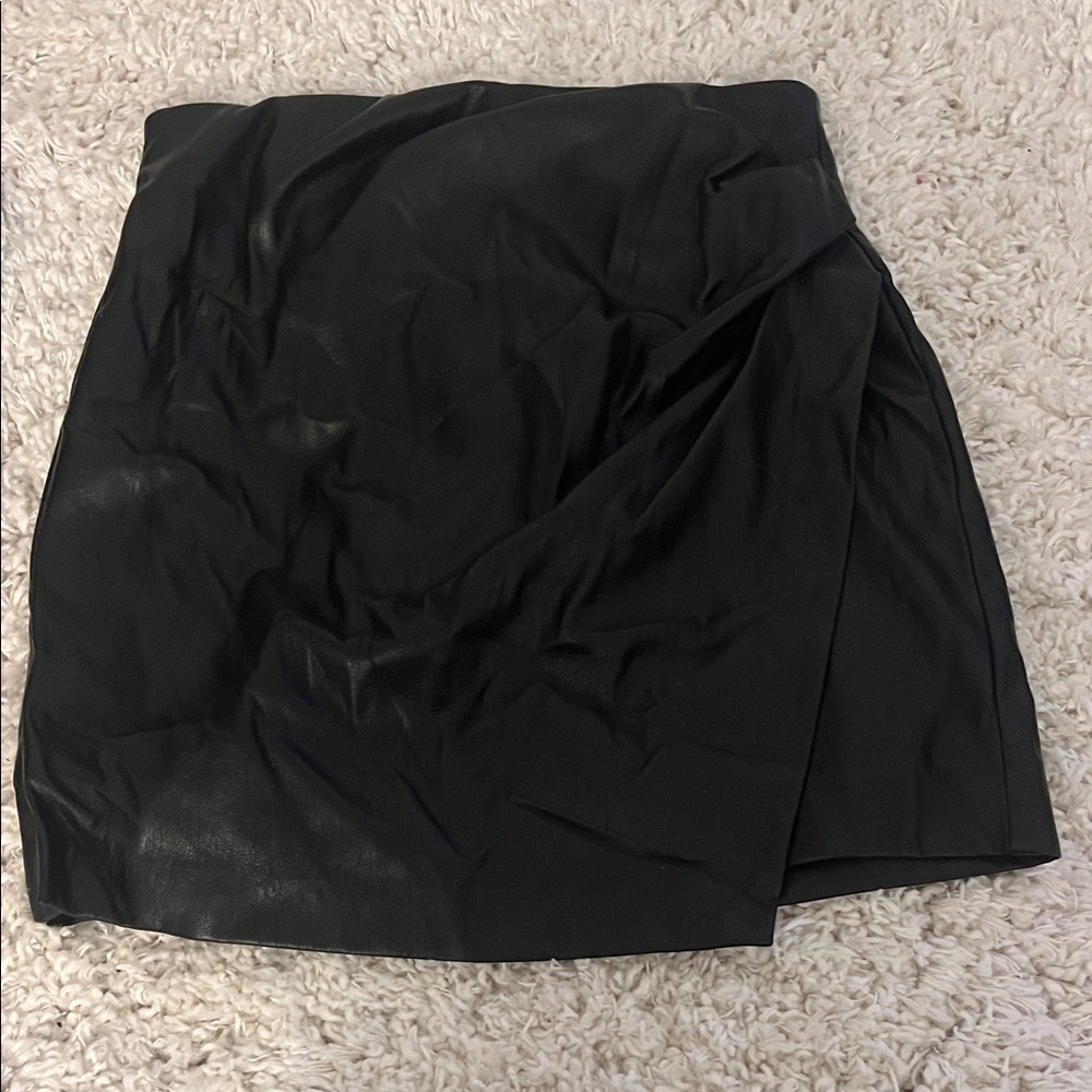 Aritzia Wilfred Angie Vegan Leather Black Women's Skirt Sz 4